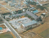 昭和48年8月より平成2年10月まで使われた旧弥彦村役場庁舎。もとは矢作小学校舎（平成2年）