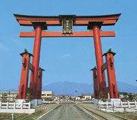 上越新幹線開通を祝って建てられた日本一の大鳥居（昭和57年11月12日）